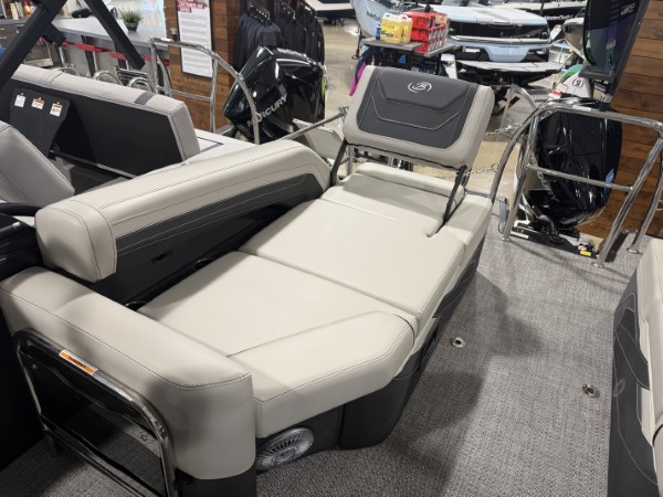 a01QO00000e9JIxYAM_26 (Custom).jpg