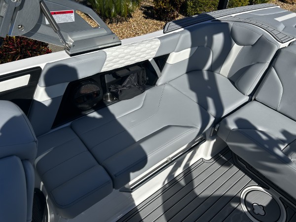 a01QO000003pLyPYAU_21 (Custom).jpg