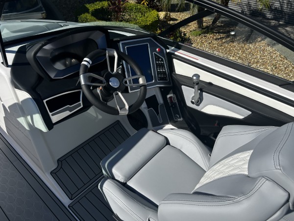 a01QO000003pLyPYAU_19 (Custom).jpg