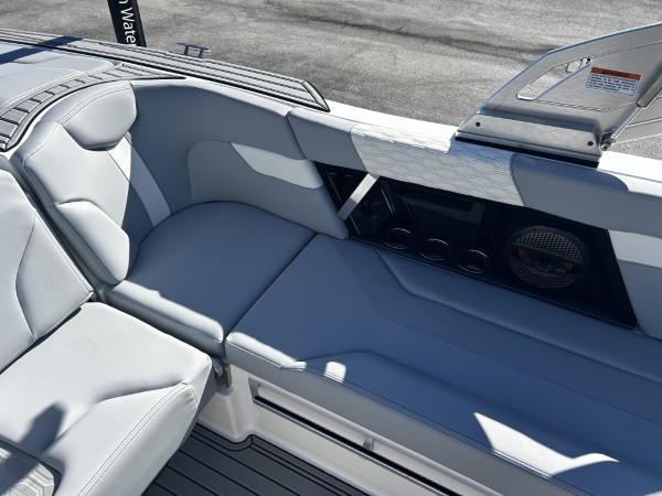 a01QO000003pLyPYAU_23 (Custom).jpg