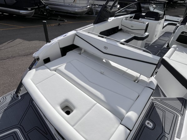 a01QO00000KnzQHYAZ_17 (Custom).jpg