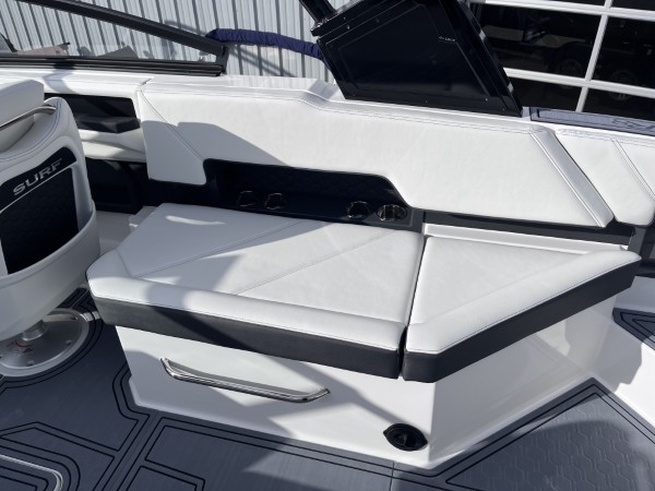 a01QO00000KnzQHYAZ_18 (Custom).jpg