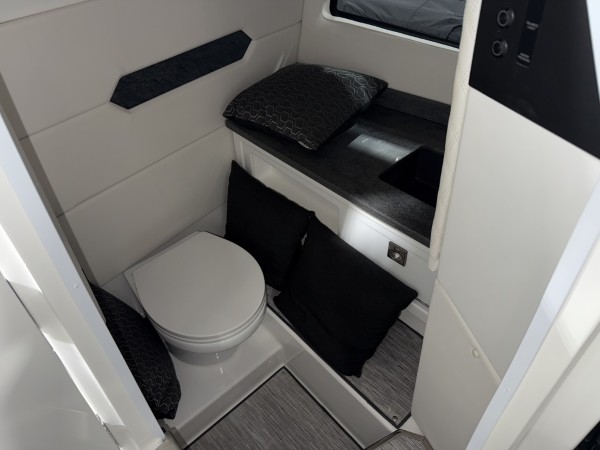 a01QO00000z6uyxYAA_22 (Custom).jpg