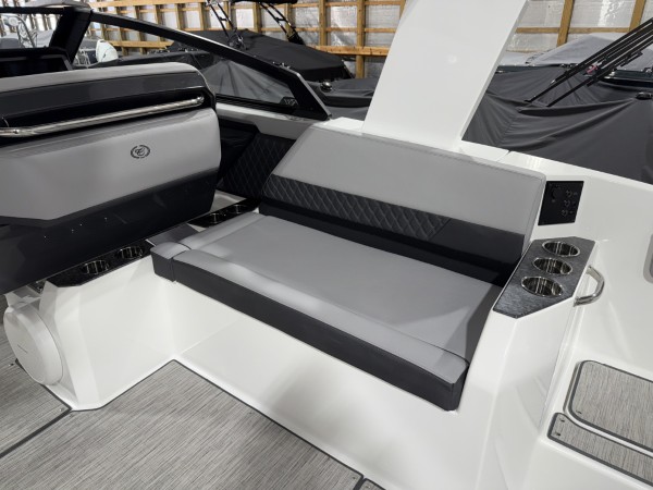 a01QO00000z6uyxYAA_18 (Custom).jpg