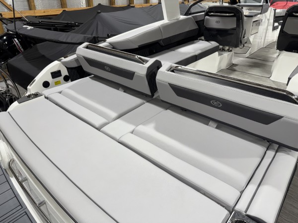 a01QO00000z6uyxYAA_16 (Custom).jpg