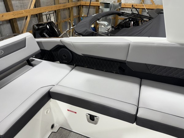 a01QO00000z6uyxYAA_27 (Custom).jpg